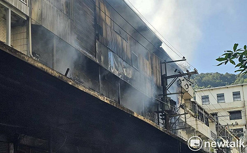 深坑大火引惡臭 侯友宜赴現場視察：環保局監測空品未含戴奧辛 