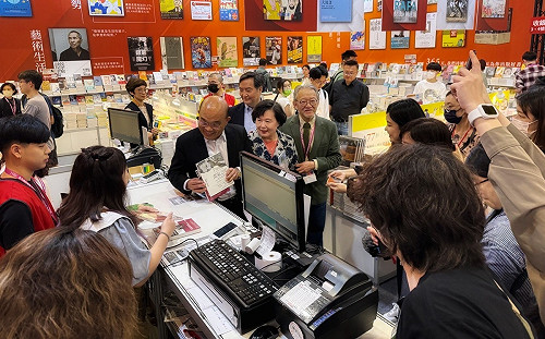 蘇貞昌響應世界閱讀日 贈130學校《護國四年》暖附親簽卡片