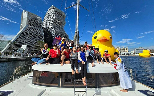 包船遊港看小鴨正夯 高市海洋局呼籲業者合法營運