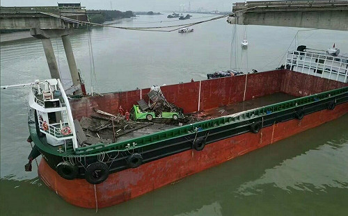  (影) 廣州大橋竟被貨船攔腰撞斷! 還有巴士摔落船上 畫面怵目驚心