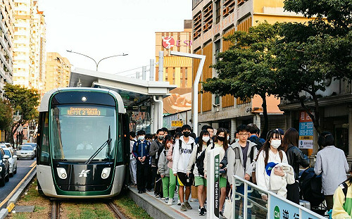 高雄環狀輕軌試營運期結束  2/26起採里程計價收費  