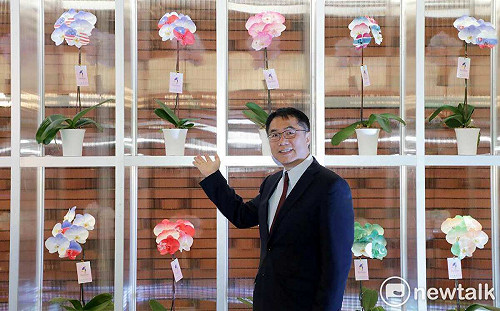 多彩國旗蘭花牆震撼亮相  黃偉哲邀全民白天賞花晚上賞燈