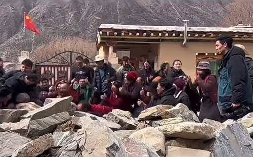 (影) 喇嘛被逼下跪！中共強拆寺廟建水電站 多位藏民受傷被捕