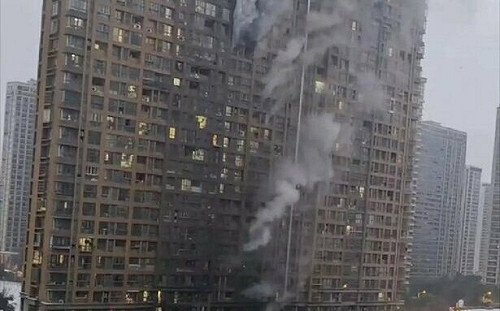 電動自行車惹禍?! 中國南京連棟高樓大火釀15死44傷