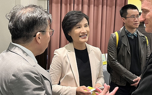 青平台新書發表遭問接閣揆？鄭麗君笑答：熱衷於民間推動智庫