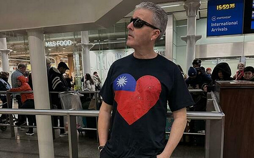 英國鋼琴家出新招嗆中國 大秀中華民國國旗T恤挺台