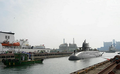 海鯤號出塢泊港測試  海軍參謀長邱俊榮：達到出海條件才會海測 