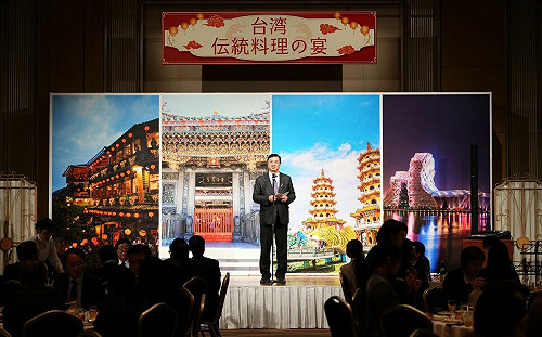 與300名日本賓客大啖台灣菜 羅達生力拚高雄觀光 