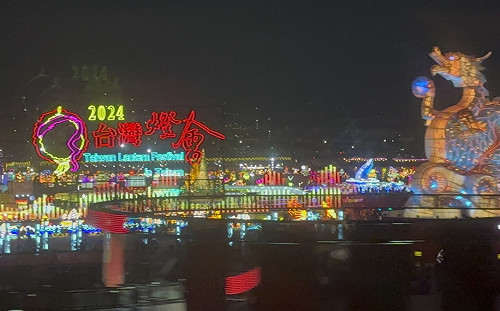 搭台鐵賞台灣燈會！車廂外高鐵燈區美景不容錯過