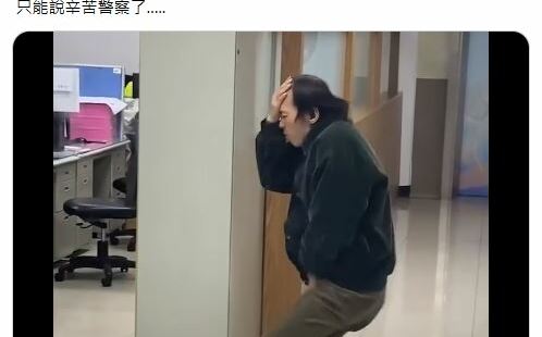 (影)天冷跳起來?阿伯警局熱舞｢麥克傑克森上身｣網嘆： 辛苦警察了