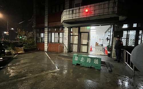 防再遭衝撞 基隆八堵分駐所前安置石墩護警