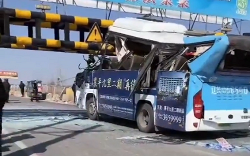 (影) 純粹人禍！沒警示 瀋陽巴士撞上限高桿20多人死傷 先前早有類似案例
