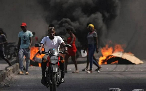 海地人抗議幫派肆虐 帶刀槍上街爆警民衝突