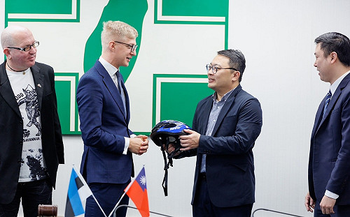 愛沙尼亞國會訪團來訪  民進黨贈藍、白、黑3色自行車安全帽原因曝