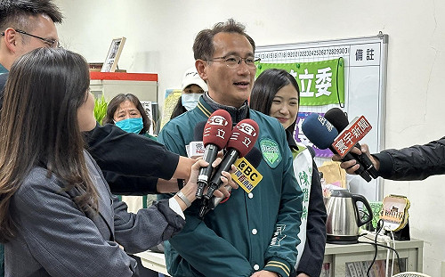 翁曉玲稱「質詢是上對下」鄭運鵬：落伍的威權悲哀 腦袋裝政黨偏見的醜態 