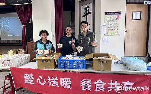 立委林俊憲偕愛心力量送餐食  百碗海鮮粥為弱勢民眾送暖