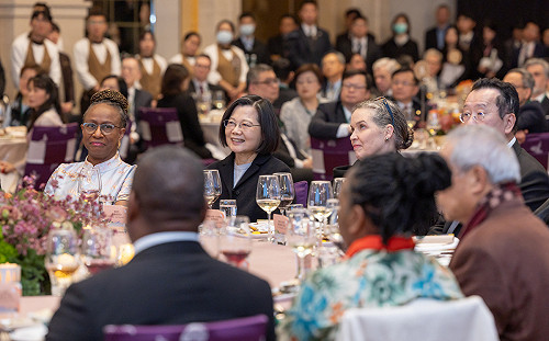 蔡英文出席外交部春宴 感謝各國「在台灣走向世界的道路上並肩同行」