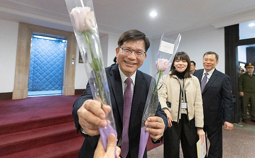 婦女節巧遇外籍旅客參觀總統府　林佳龍送花祝福女性自信、美麗