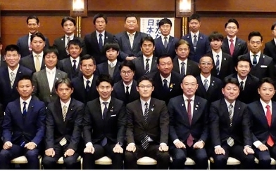 「嘴對嘴」送小費! 日自民黨疑公款請裸露女舞者 還「肢體接觸」 引爆怒火