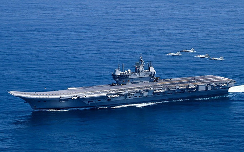 秀肌肉！印度展現兩艘航空母艦協同作戰能力