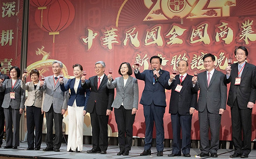 蔡英文出席商總晚宴 盼業界響應政策為員工加薪