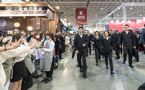 人氣超旺！蔡英文參訪烘焙設備展 超活潑動作曝光