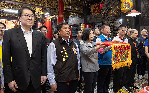 參香拱天宮為媽祖淨轎 蔡英文：從媽祖進香活動感受台灣人熱情團結