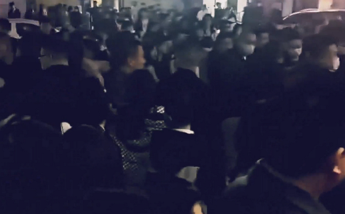 (影) 我的孩子怎麼死了? 山西城鎮中學生連續死亡 引爆數百家長齊聚抗議