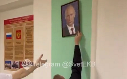 (影) 快把普丁肖像拿下來! 國際觀察員巡俄投票所 當局慌忙下令這麼做....