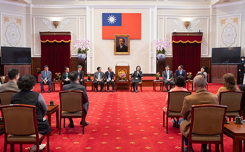 接見旅美加空軍子弟返台參訪團 蔡英文期許：做台灣的麥克風