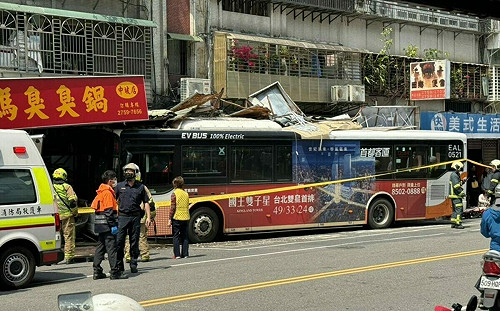 北市公車撞進三媽臭臭鍋！肇事原因曝光 首都客運道歉