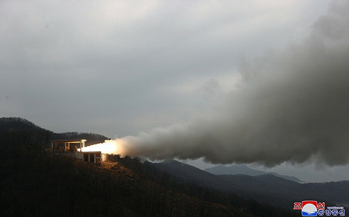 北韓研發中遠程高超音速飛彈 金正恩視導固體燃料發動機地面點火試驗