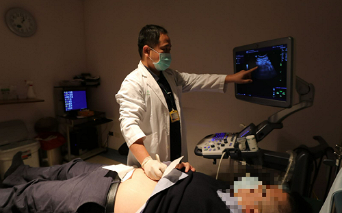 早期難察！前立委王世雄胰臟癌過世 專科醫：爆瘦、躺平後背痛等都是警訊！ 