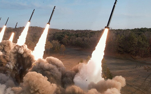 北韓炫武！6枚「KN-25」600公釐口徑火箭砲齊射 傳可攜帶戰術核彈、涵蓋南韓全境