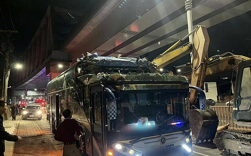 高雄台塑南亞退休員工遊覽車撞高速公路涵洞! 車頂削毀釀1死14傷