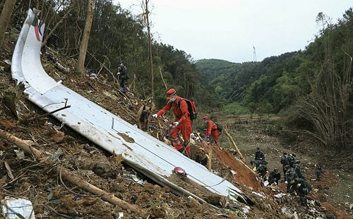 有人「推桿俯衝」! 東航黑盒子首曝光 墜毀前最後90秒「消失動力」全因這動作？