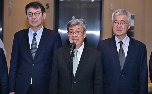 藍委擬復僻公教年金 陳建仁：破壞穩定制度風險更大