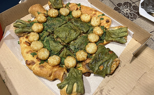 想起媽媽家常手藝 沈政男開箱｢草仔粿披薩｣：胡鬧出一點意思來了!