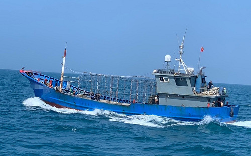 一天2起4艘陸漁船闖台灣中部限制水域 海巡署依法驅離