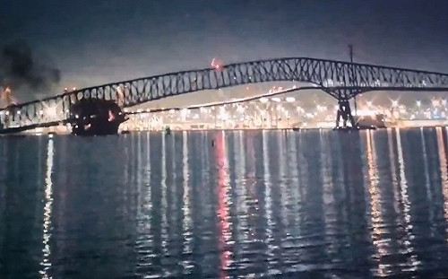 (影) 美貨船撞橋! 超過20人、10多車落水 現場充滿鐵橋殘骸 零下一度救援困難