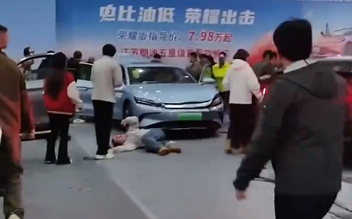  (影) 中國電動車「架恐怖」！車展疑自行啟動撞人 自動駕駛測試也把假人撞飛 