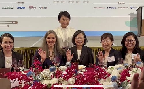 共同出席美國商會謝年飯 蔡英文肯定盧秀燕「台中做得很好！」