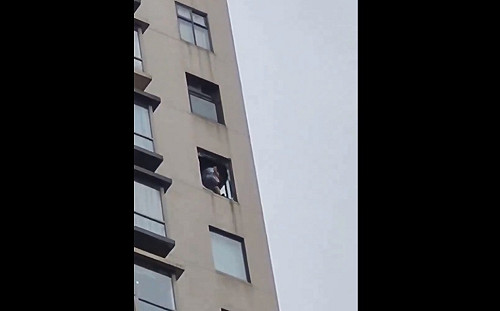 人間悲劇！中國重慶傳37歲女子砍傷婆婆 3歲幼子摔下22樓慘死