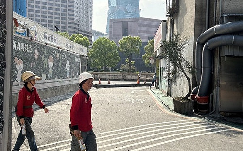 7.2強震北市災情！世貿對面建案 鋼樑墜落橫躺巷道路口