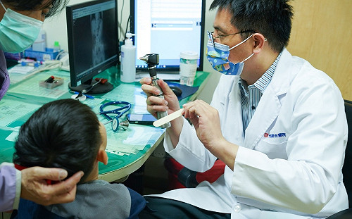 孩子打噴啑不是過敏？醫師指易與妥瑞氏症混淆需留意