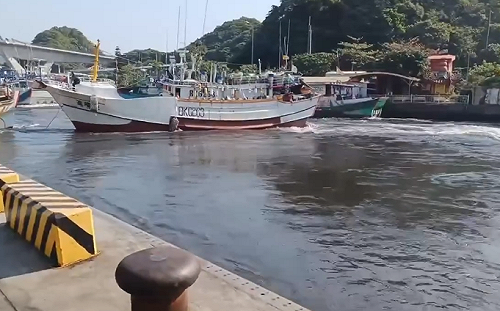 (影)海嘯前兆？宜蘭南方澳漁港海水急退畫面曝 網喊：快逃