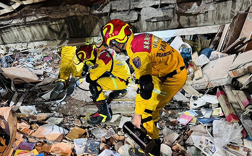 403大地震》花農女師回天王星大樓救貓遇坍塌！遺體運出師生不捨