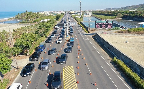 屏東水底寮湧南下車潮  警方調撥車道因應