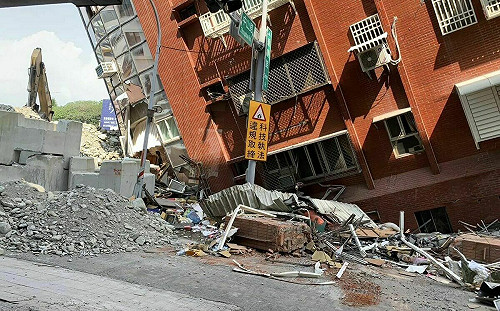 再移一公分就倒！天王星緊鄰自家飯店 張齡予：現僅靠消波塊撐住