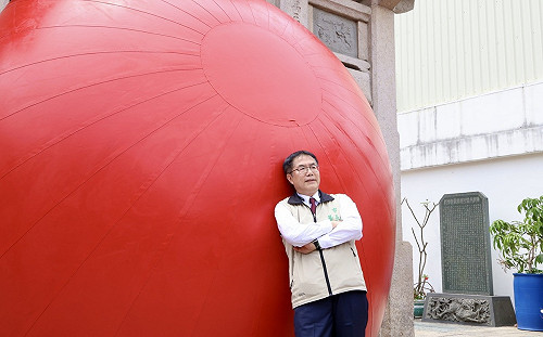 台南紅球計畫突發事故 疑遭鷹架勾破當場消風